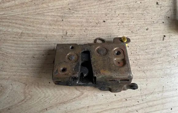 Ford Sierra Front door lock 83BBA21813AB