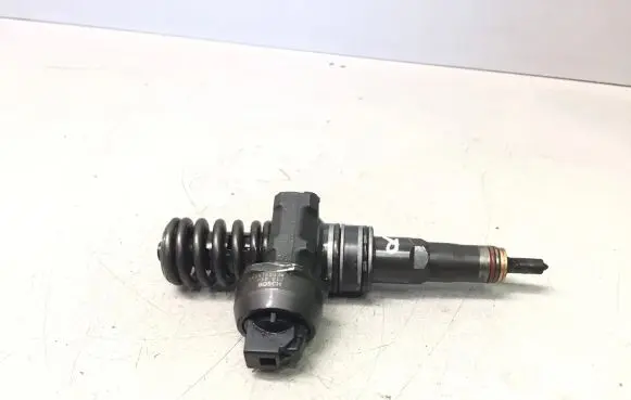 Volkswagen PASSAT B5.5 Fuel injector 038130073AJ