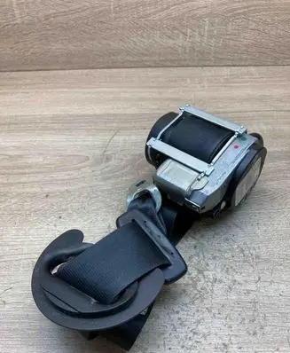 Volkswagen Golf VI Front seatbelt 617979700 1K4857706BK