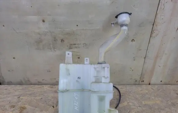 Toyota Prius (XW30) Windshield washer fluid reservoir/tank 