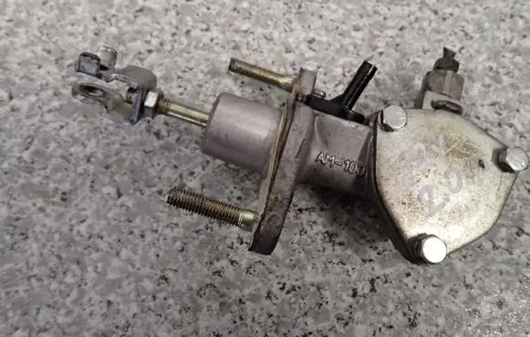Honda FR-V Clutch master cylinder