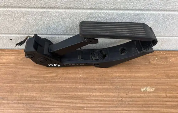 Mercedes-Benz S W220 Accelerator throttle pedal A2203000104