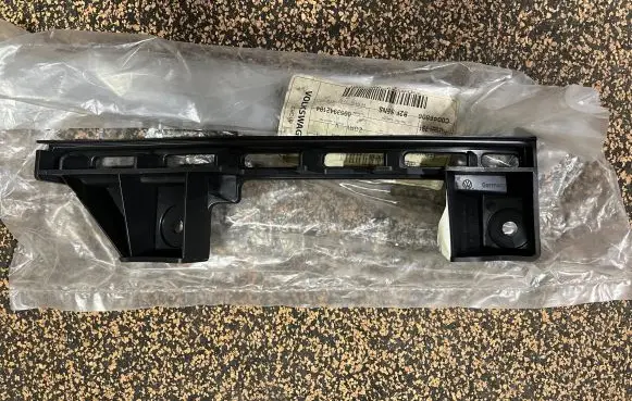 Volkswagen Touran I Front bumper mounting bracket 1T0807889B