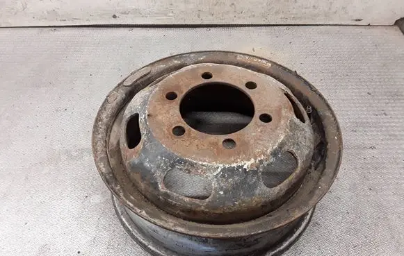Iveco Daily 35.8 - 9 R16 steel rim