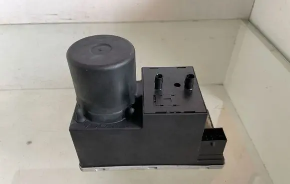 Audi A3 S3 8L Central locking vacuum pump 8D0862257