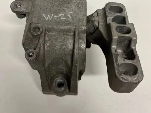 Volkswagen Golf V Engine mount bracket 1K0199262
