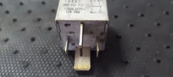 Volkswagen PASSAT B5 Other relay 8D0951253