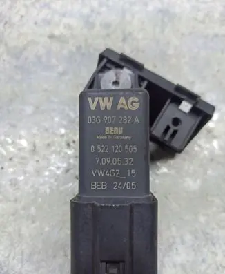 Volkswagen Golf V Glow plug pre-heat relay 03G907282A