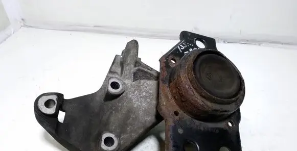 Nissan Qashqai Engine mount bracket