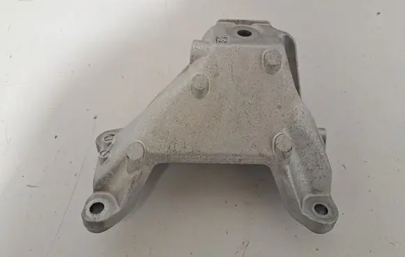 Engine mounting bracket