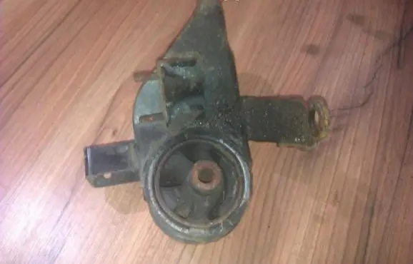 Engine mount bracket