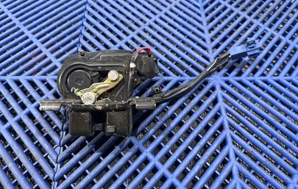 Loading door lock