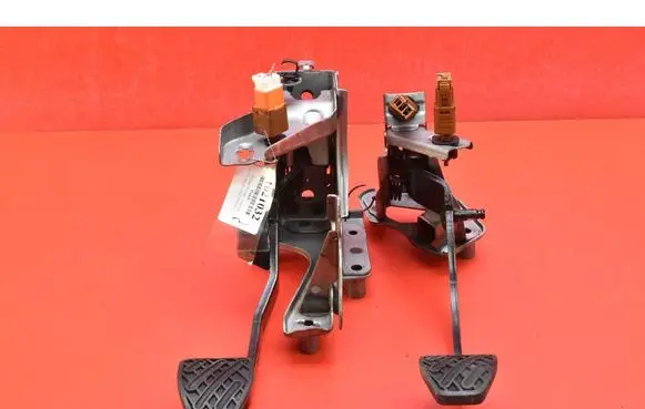 Accelerator throttle pedal