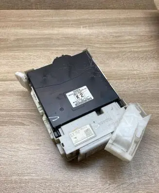 Toyota Prius+ (ZVW40) Fuse module 8922147221 8273047420A