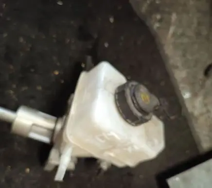 BMW 1 E81 E87 Brake fluid reservoir 