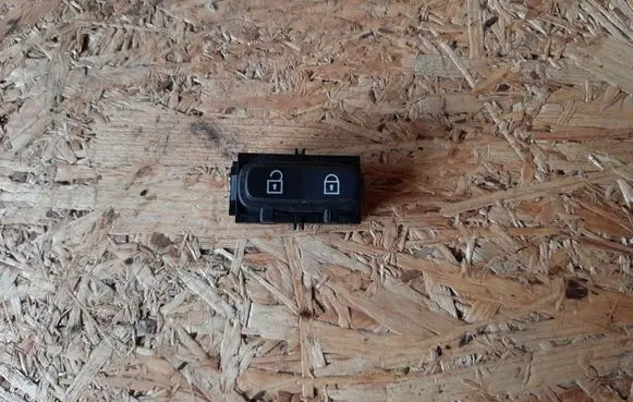 Volvo V70 Central locking switch button 30710475 03451600