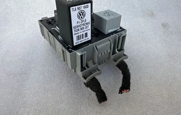 Volkswagen Touareg I Relay mounting block 7L0937503A 7L6907160D