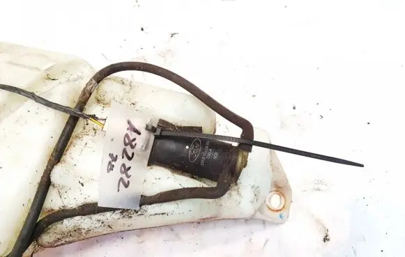 Ford Focus Windscreen/windshield washer pump 93bb17k624ba