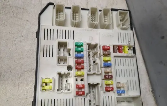 Renault Scenic III - Grand scenic III Fuse module 284B60008R 8226135077 519339311