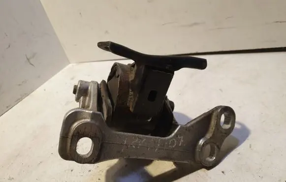 Honda FR-V Engine mount bracket