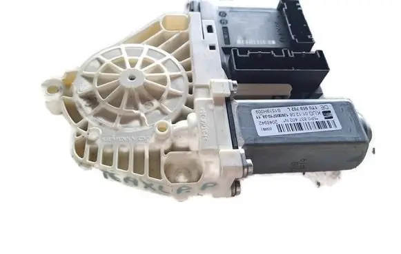 Seat Altea XL Front door window regulator motor 1T0959702L 5P0837402N S1519H009