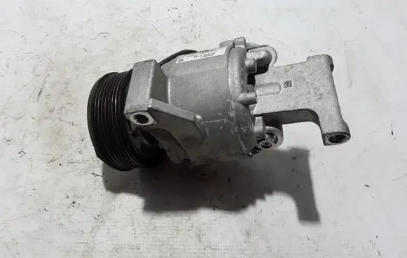 Renault Twingo III Air conditioning (A/C) compressor (pump) 926002090R