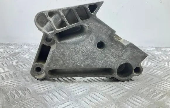 Volkswagen Golf VII Engine mounting bracket 04L199207