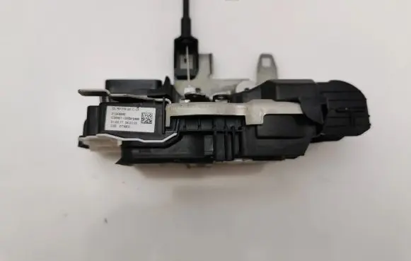 Volvo XC90 Front door lock 31349895