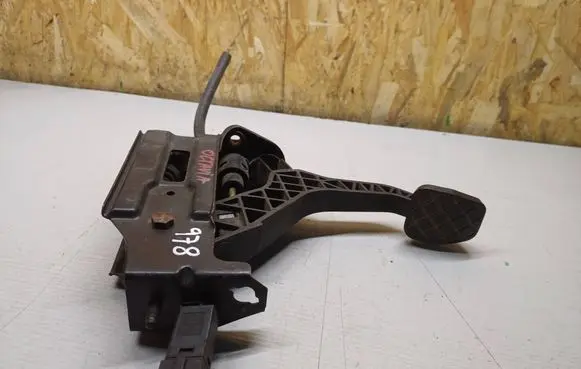 Volkswagen Golf IV Clutch pedal 1J1721321C