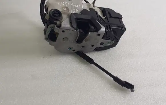Opel Insignia A Front door lock 13503178 3023880