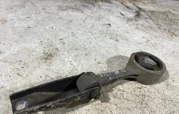 Volkswagen Polo IV 9N3 Engine mount bracket 6q0199851