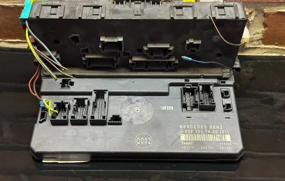 Mercedes-Benz Vito Viano W639 SAM control unit 6399005400 Q002