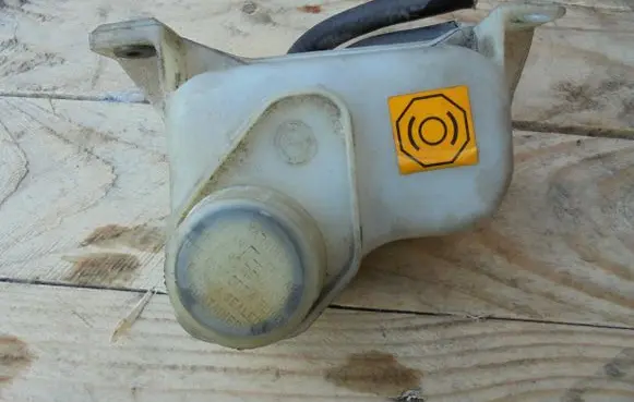 Maserati Quattroporte Brake fluid reservoir 