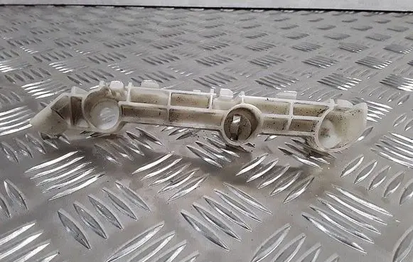 Front bumper mounting bracket