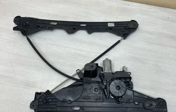 Peugeot 2008 II Front door window regulator with motor 156201491