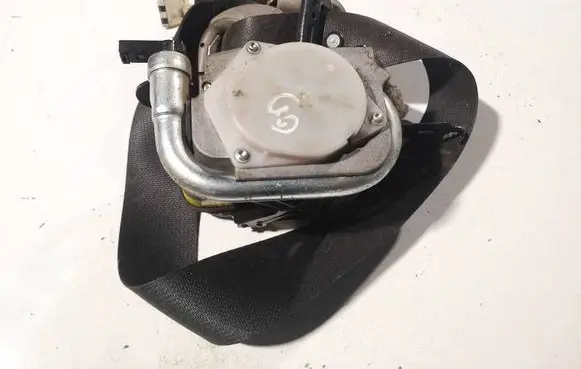 Mitsubishi Grandis Rear seatbelt