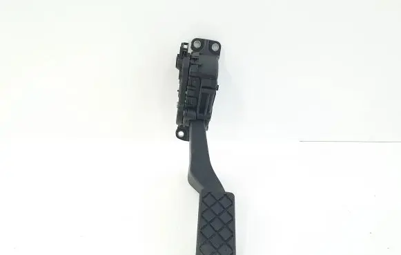 Accelerator throttle pedal