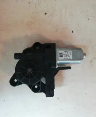 Volvo V70 Front door window regulator motor 1174077B 080325