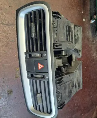 Skoda Roomster (5J) Dash center air vent grill 5J0820951C 1902140 T0028450