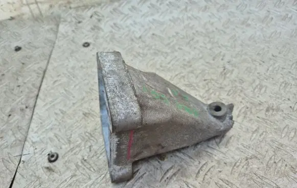 Engine mounting bracket