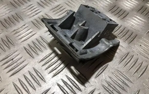 BMW 5 E39 Engine mounting bracket
