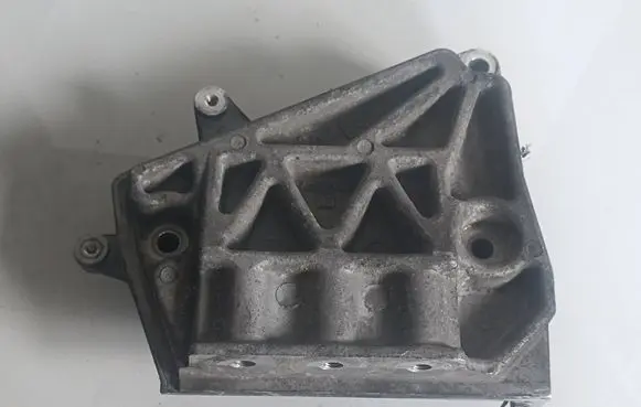 Engine mounting bracket