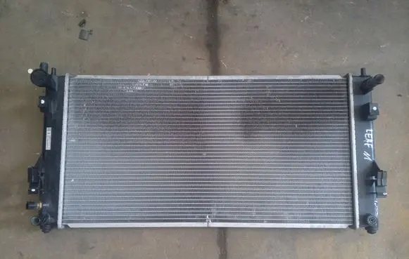 Nissan Leaf I (ZE0) Coolant radiator 120809