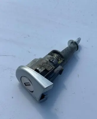 Skoda Octavia Mk2 (1Z) Front door lock (next to the handle) 1Z0837167D
