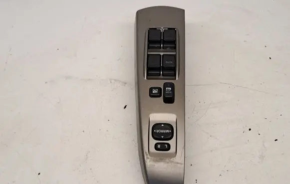 Toyota Prius (XW20) Electric window control switch 8482047050