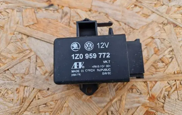 Volkswagen PASSAT B6 Seat heating relay 1Z0959772