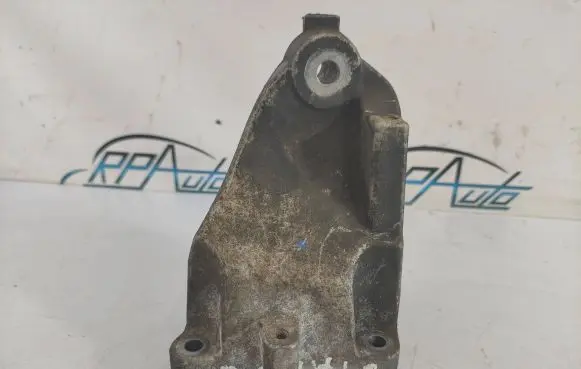 Mercedes-Benz Vito Viano W639 Engine mounting bracket A6422231904 ENAC46000