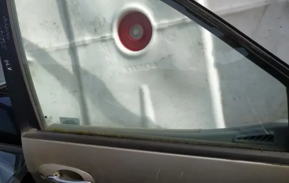 KIA Sedona Front door window glass four-door