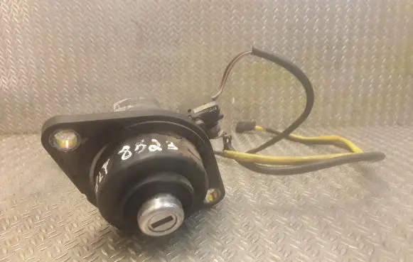 BMW 7 E38 Tailgate/boot open switch button 8150240