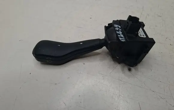 BMW 5 E39 Indicator stalk 8363668 011040105
